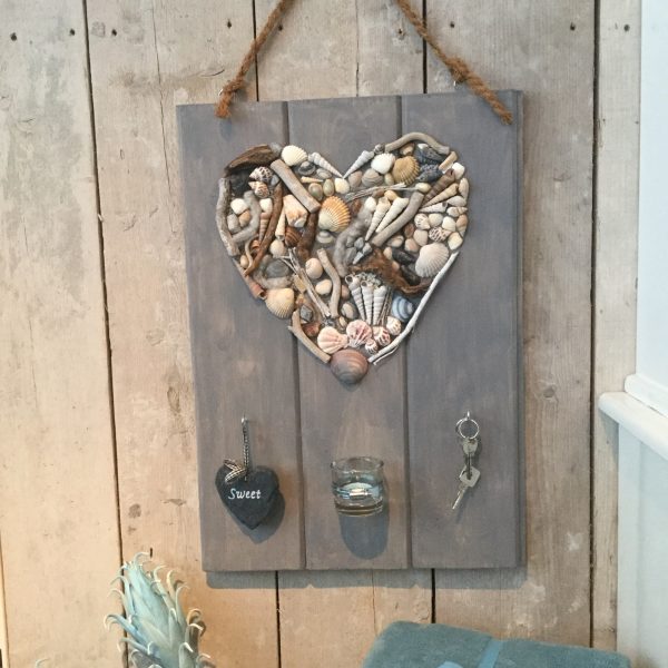 houten bord met schelpenhart